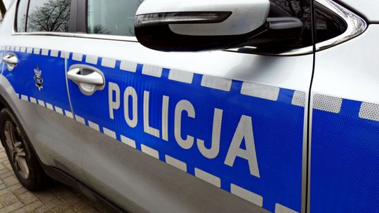 Przyjechał pijany, kluczyki wrzucił w tuje. Policjanci nie dali się nabrać