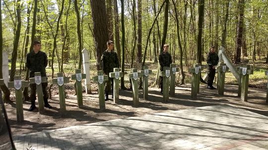 Przywieźli ich pod pozorem leczenia i pomordowali. W lesie ościsłowskim odbyły się uroczystości patriotyczne