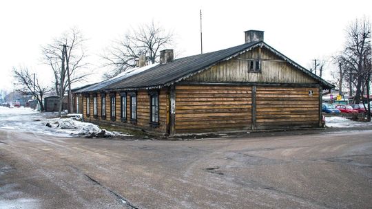 Rekonstrukcja zabytkowego drewnianego budynku. Stanie przy parowozie na nowym skwerze