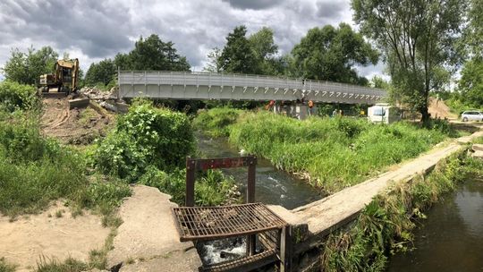 Remont mostu kolejowego nad Płonką. Czy wrócą biało-czerwone barwy?