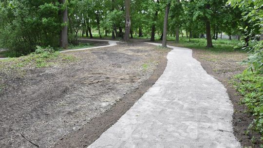 Rewaloryzacja zabytkowego parku podworskiego w Poświętnem zakończona Rewaloryzacja zabytkowego parku podworskiego w Poświętnem zakończona