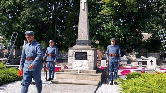 Rocznica Bitwy Warszawskiej w Płońsku. Uroczystości na cmentarzu i pod pomnikiem Piłsudskiego Rocznica Bitwy Warszawskiej w Płońsku. Uroczystości na cmentarzu i pod pomnikiem Piłsudskiego