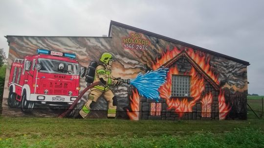Rocznicowy mural na budynku strażnicy OSP Kołoząb