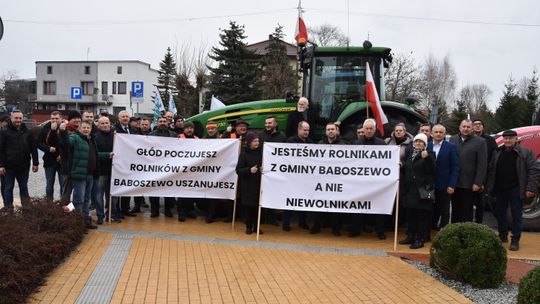 Rolnicy z gminy Baboszewo protestowali przed urzędem i na krajowej 10-tce