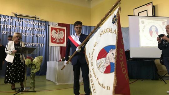 Rozpoczęcie roku w Szkole Podstawowej nr 4 w Płońsku. Placówka z nowym sztandarem!