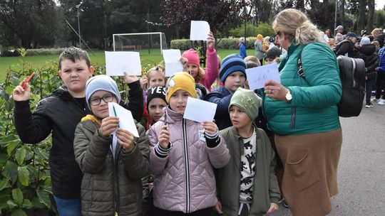 Rozwiązywali zagadki i wykonywali ćwiczenia w ramach gry terenowej