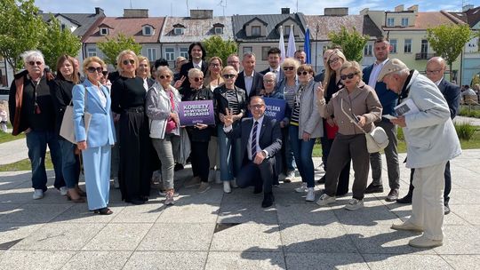 SAMORZĄDOWCY POPIERAJĄ TRZASKOWSKIEGO. KONFERENCJA W PŁOŃSKU
