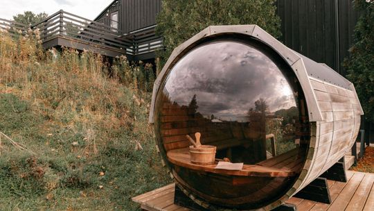 Sauna zewnętrzna przy domu – jak zaplanować miejsce, wyposażenie i całoroczne użytkowanie?