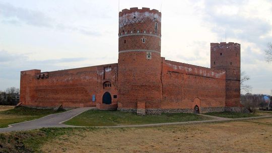 Skąd biały nalot na zamkowych basztach i murach? Dyrekcja wyjaśnia.