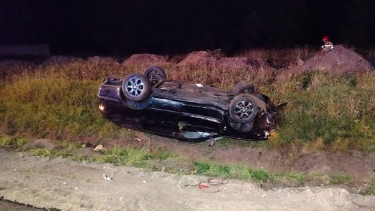 Skoda dachowała pod Nowym Miastem. Policja ustala, kto kierował pojazdem