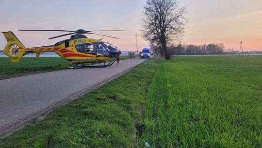 Skodą w słup energetyczny. Jedna osoba w szpitalu, ale kto kierował autem?