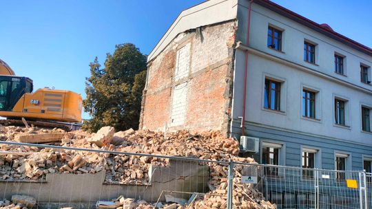 Skończyło się na strachu. Zniszczona ściana w budynku starostwa powiatowego