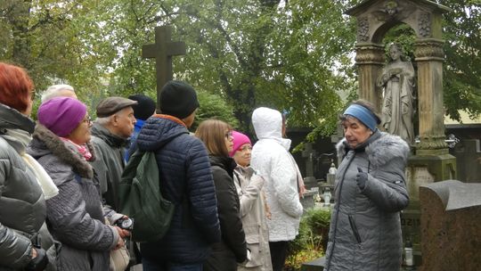 Spacerkiem po starym cmentarzu w Ciechanowie. Poznawali lokalną historię