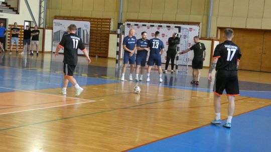 Sportowa rywalizacja służb mundurowych w hali MCSiR w Płońsku