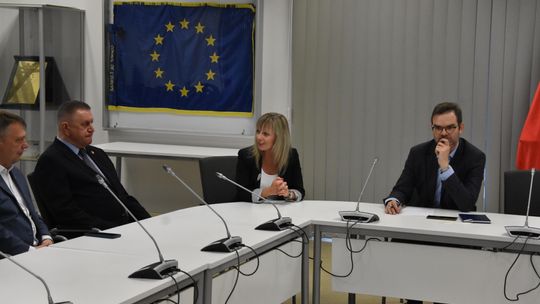 Spotkanie promujące pomoc osobom poszkodowanym w Strefie Gazy w płońskim Ratuszu