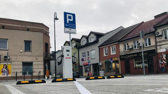 Stacje stoją w płońskim rynku, ale elektryków wciąż nie naładujemy