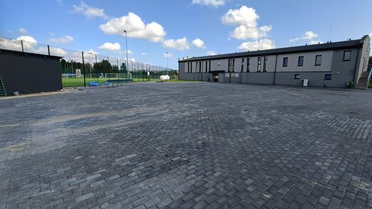 Stadion w Raciążu z kolejnymi zmianami. Prace przed halą sportową dobiegają końca