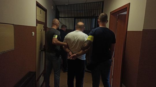 Staranowali drzwi autem, wybili szyby, zwinęli łup. Akcja policji po rabunku w płońskim markecie