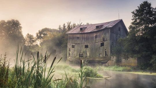 Stary młyn nad Wkrą uwieczniony przez Magdalenę Tok-Ratajczak wygrywa w fotograficznym konkursie "Dziedzictwa drewnianej architektury Mazowsza"