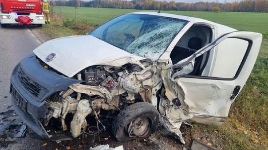 Stłuczka w Siennicy. Zderzyły się osobówka i bus