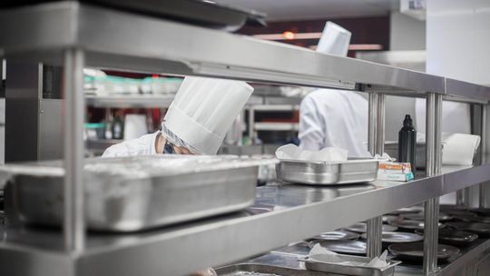 Stoły przyścienne, centralne i ze zlewem – jak dobrać meble robocze do kuchni gastronomicznej?