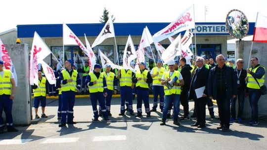 Strajk w fabryce papieru w Ciechanowie. Protestuje prawie pół tysiąca pracowników