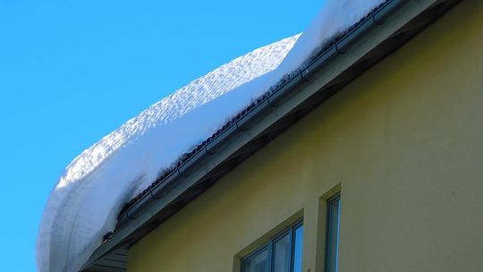 Straż pożarna przypomina o odśnieżaniu dachów