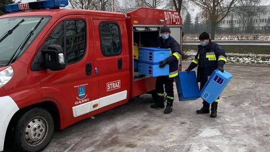 Strażacy z OSP Gąski pomagają rozwozić posiłki