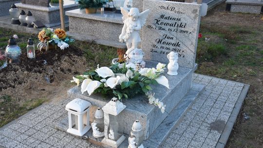 Światełko wartości w tej smutnej historii. Nowa tablica dla małych aniołków: Mateuszka i Jasia