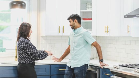 Szkło lakierowane w kuchni: nowoczesna alternatywa dla tradycyjnych płytek