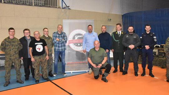 Takiej wystawy jeszcze nie było. Zlot miłośników broni w płońskim liceum