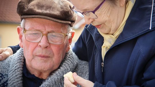 Teleopieka czy usługi sąsiedzkie dla seniorów w Ciechanowie. Rusza nowa forma pomocy dla najstarszych ciechanowian