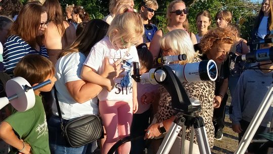 Tłumy na zaćmieniu Słońca i nocy spadających gwiazd w Płońsku