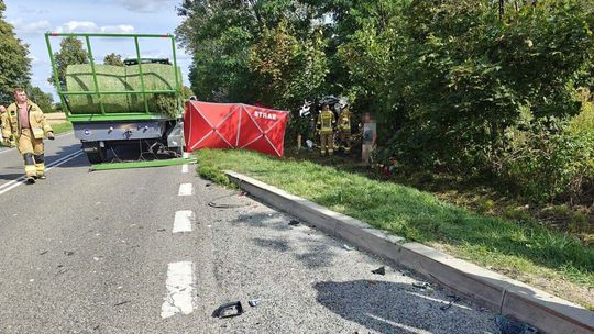 Tragiczny wypadek na DK-60 w miejscowości Nasierowo-Dziurawieniec. Nie żyje 28-letni kierowca tesli