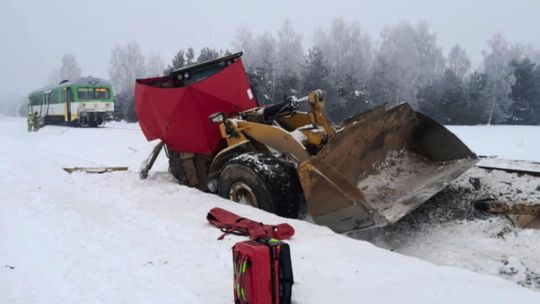 Tragiczny wypadek w Krępicy. Zderzenie szynobusu z koparko-ładowarką Tragiczny wypadek w Krępicy. Zderzenie szynobusu z koparko-ładowarką