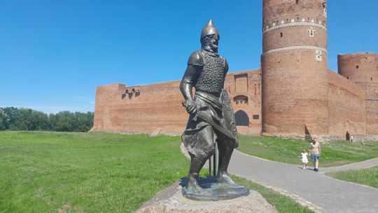 U podnóża Farskiej Góry w Ciechanowie pojawią się rzeźby rycerzy. Będzie ich już 7 w mieście