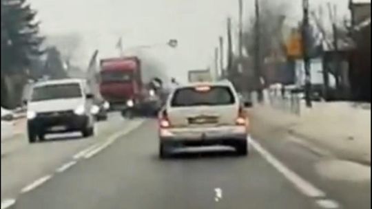 Uciekał przed policją DK10. Po pościgu zderzył się z ciężarówką [WIDEO]