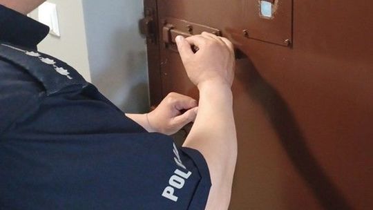 Uciekł przez pole, ukrył się w piwnicy. Poszukiwany zatrzymany, a jego siostra z zarzutami