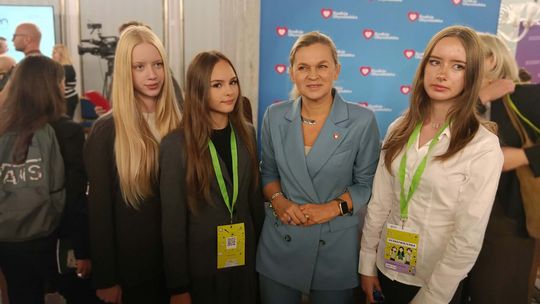 Uczennice SP Kamienica w ławach poselskich. Lena, Alicja i Lena reprezentowały powiat płoński