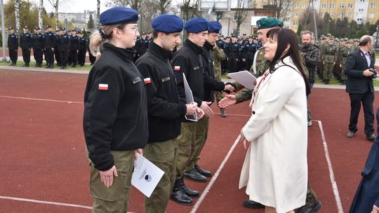 Uczniowie klas mundurowych z certyfikatami i aktami mianowania