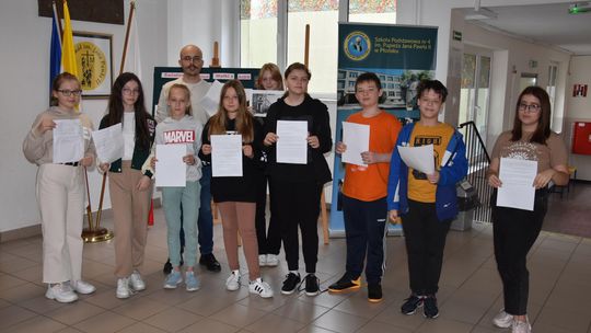 Uczniowie płońskiej czwórki zbierają makulaturę