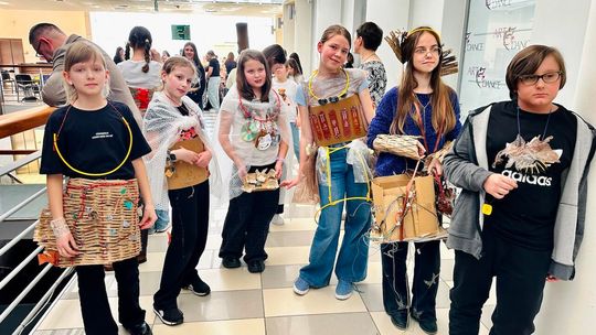 Uczniowie z Sierpca tworzyli modę z elektroodpadów Uczniowie z Sierpca tworzyli modę z elektroodpadów