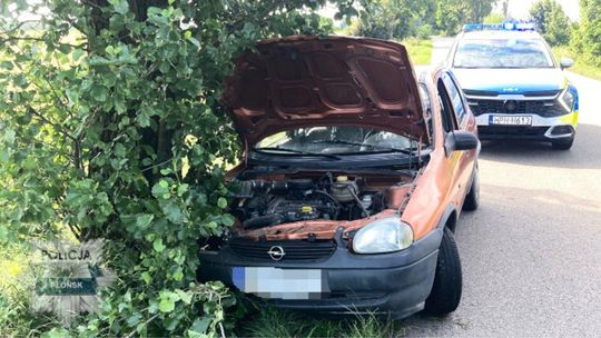 Uderzył oplem w drzewo i trafił do szpitala. Miał zakaz prowadzenia pojazdów