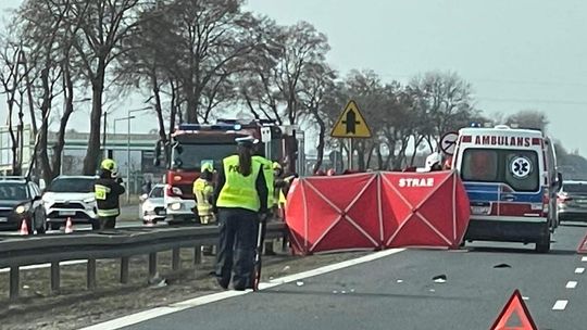 Uderzył skuterem w barierki na S7. Nie przeżył wypadku