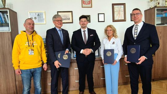 Umowa dwóch płońskich szkół z wydziałem elektrycznym Politechniki Warszawskiej