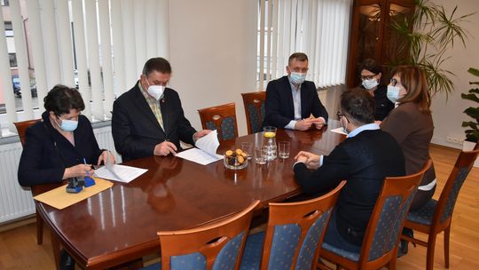 Umowa na dofinansowanie montażu windy w SP2 w Płońsku podpisana