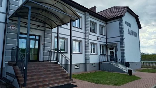 Urząd w Załuskach z nową elewacją. Będzie też zegar i winda dla osób z niepełnosprawnościami