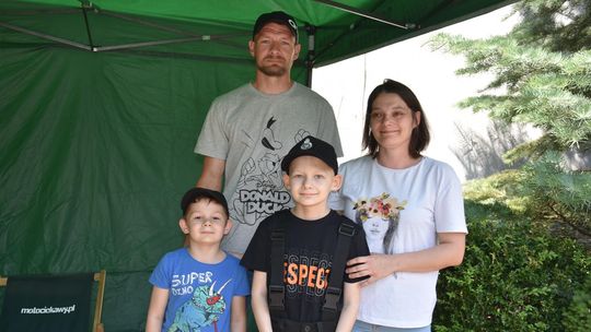 Uśmiech dzieci dla Frania i Stasia pośród motocykli i samochodów Uśmiech dzieci dla Frania i Stasia pośród motocykli i samochodów