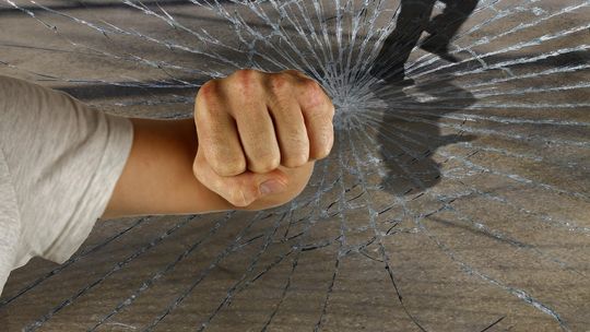 Uszkodził ogrodzenie i powybijał szyby. Grozi mu 5 lat więzienia