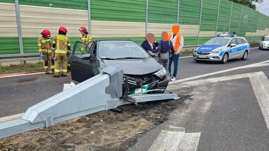 Utrudnienia na DK7 pod Płońskiem - osobówka uderzyła w barierki